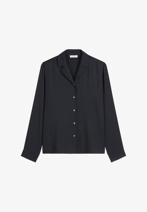 Marineblauwe overhemdd met een puntige kraag, lange mouwen en een gladde textuur. Voorzien van zilveren knopen aan de voorkant en bij de manchetten.