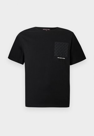 Zwart katoenen heren T-shirt met een ronde halslijn. Voorzien van een getextureerde zwarte zak met een logopatroon en een wit label met de naam "Michael Kors".