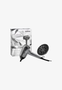 BaByliss titan hårføner i metallisk grå med dyse. Kommer i en boks med reflekterende sølvdesign og produktdetaljer.