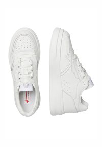 Weiße Sneaker aus glattem Leder mit perforierten Details, flachen Schnürsenkeln und einer dicken Sohle. Sie haben ein minimalistisches Design.
