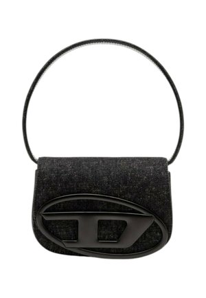 Piccola borsa nera con texture, con un manico singolo e un grande logo decorativo ovale nero sulla patta frontale.