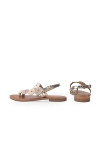 Vlakke sandalen met een metallic gouden band, versierd met roze en crèmekleurige bloemapplicaties, en een bruine leren voetbed. Verstelbare enkelband.