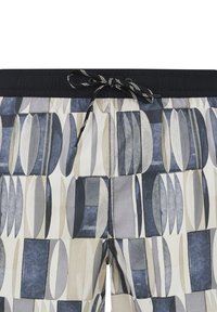 Bañador con un patrón geométrico que presenta varias formas redondeadas en colores azul marino, gris y crema. Cintura elástica con cordón negro.