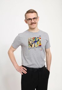 Šedé bavlněné tričko s barevným potiskem uměleckého díla od Kandinského na přední straně, s krátkými rukávy a klasickým kulatým výstřihem.