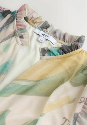 Kukkaprintinen, läpikuultava kangas, jossa on röyhelökaulus. Värit ovat pehmeitä, kuten vaaleanpunainen, vihreä ja keltainen. Merkki: NEXT.