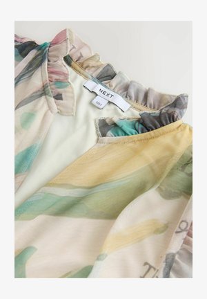 Blommönstrat, genomskinligt tyg med volangkrage som visar mjuka färger som rosa, grönt och gult. Märke: NEXT.