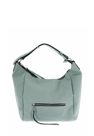 Sac à main en cuir vert clair avec une texture douce, une forme courbée, une bandoulière noire et une poche zippée à l'avant. Détails en métal argenté visibles.