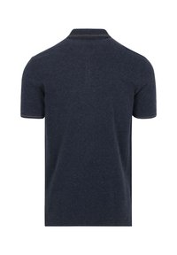 Marineblauwe poloshirt met een klassieke kraag, korte mouwen en contrasterende stiksels. Soepele textuur en een aangesloten silhouet.