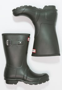 Schwarze Gummi-Regenstiefel mit strukturierten Sohlen, verstellbarem Riemendetail und glatter Oberfläche. Mit Logoetikett an der Seite.
