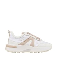 Sneakers bianchi con accenti beige, colletto imbottito, lacci e suola testurizzata. Presentano il nome del marchio sul lato e un tab di sollevamento sul tallone.