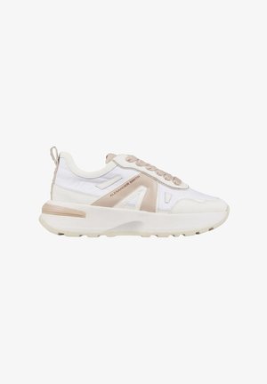 Sneakers bianchi con accenti beige, colletto imbottito, lacci e suola testurizzata. Presentano il nome del marchio sul lato e un tab di sollevamento sul tallone.
