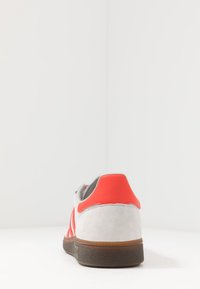 adidas Originals HANDBALL SPEZIAL - Sneakers low - grey two/hi-res red /gold metallic