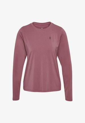 Koszula z długim rękawem w stonowanym odcieniu różu, wykonana z miękkiego materiału. Posiada okrągły dekolt i małe czarne logo na piersi.