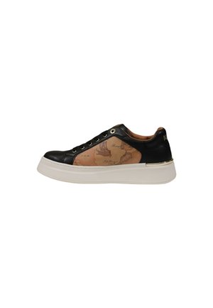 Sneaker nera in pelle con suola bianca ammortizzata, dotata di un pannello laterale marrone con un motivo di mappa vintage e occhielli dorati.