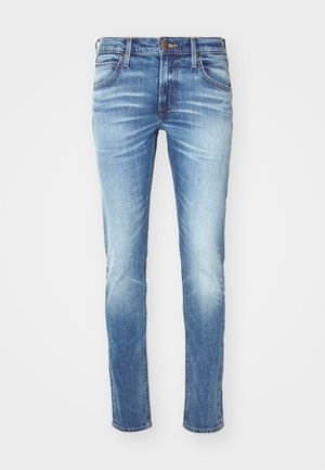 Jeans in denim azzurro chiaro con design sbiadito, taglio dritto, stile a cinque tasche, chiusura con bottone in metallo e cuciture a contrasto.