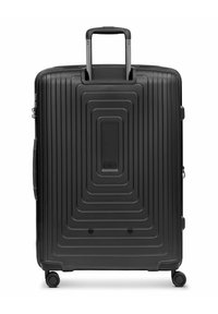 Maleta negra rígida con cuatro ruedas, un asa retráctil extendida y patrones rectangulares texturizados en la superficie frontal.