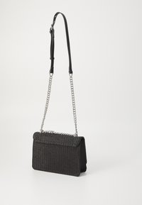 Borsa nera in materiale tessuto testurizzato, con chiusura a pattina, tracolla in pelle nera regolabile e dettagli in catena argentata.