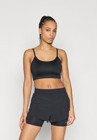 Μαύρο αθλητικό σουτιέν με λεπτές τιράντες, υφή υφάσματος και κοντό σχεδιασμό, σε συνδυασμό με μαύρο σορτς τρεξίματος με ελαστική μέση.