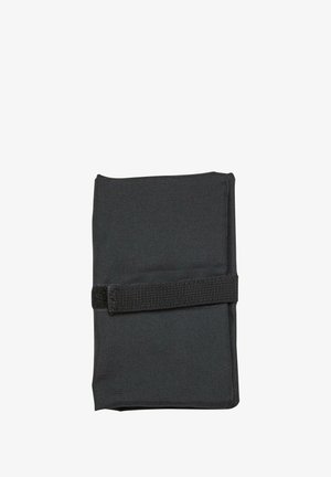 Czarny portfel z tkaniny o kwadratowym kształcie, z zapięciem na rzep i teksturowaną powierzchnią. Kompaktowa konstrukcja, idealna do przechowywania i transportu.