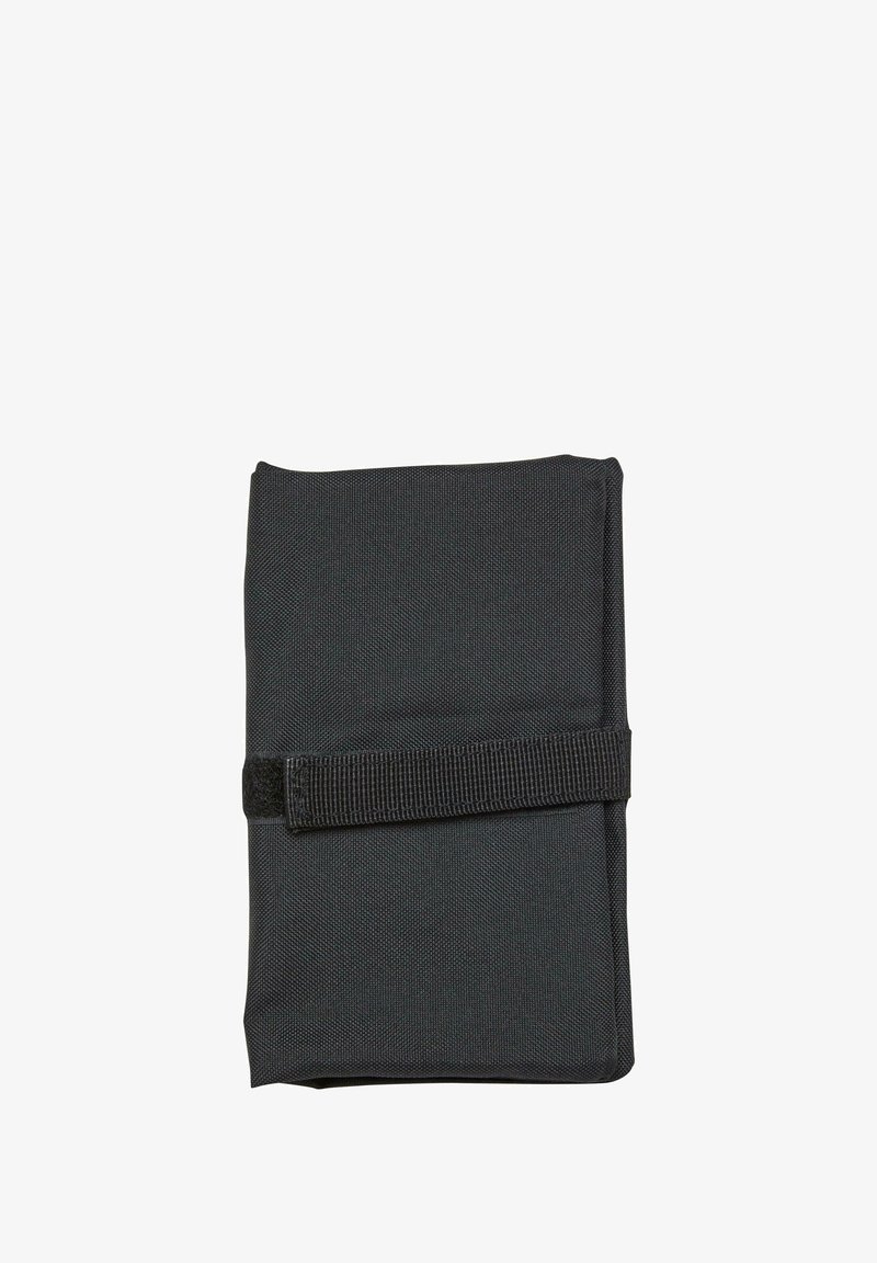Zwarte stoffen portemonnee met een vierkante vorm, voorzien van een klittenbandsluiting en een gestructureerd oppervlak. Compacete ontwerp voor opslag en transport.