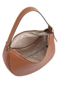Bruine leren handtas met een gladde textuur, gebogen vorm, ritssluiting in gouden tint en een enkele schouderband. Het interieur heeft een beige voering met subtiele merkaanduiding.