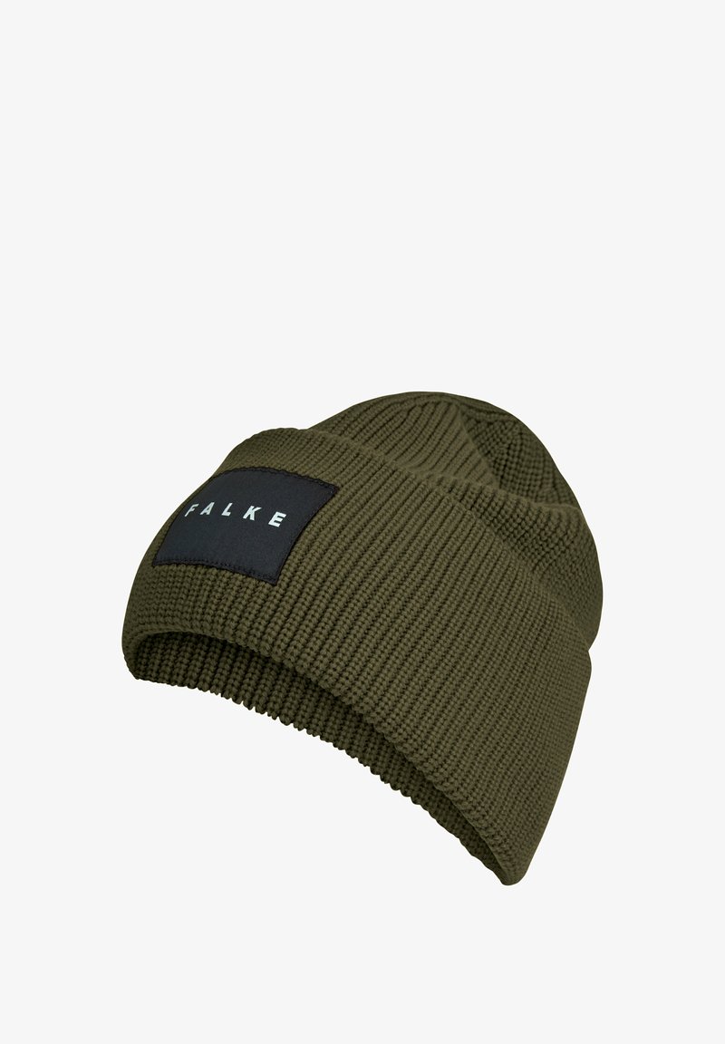 Bonnet tricoté vert olive avec bordure retournée et patch étiquette noir portant l'inscription "FALKE" sur le devant.