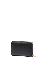 Portefeuille en cuir noir avec une texture lisse et une fermeture éclair dorée. Forme rectangulaire, sans motifs visibles ni détails de marque.
