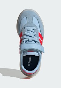 Blå sportskor med överdel i mocka och syntetmaterial, röda ränder, snörning och kardborremussla, med en vadderad tunga och texturerad sula.