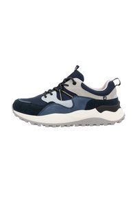 Marineblaue und hellblaue Sportschuhe aus verschiedenen Materialien, mit strukturiertem Wildleder und Gummisohlen. Besondere Merkmale sind schwarze Schnürsenkel und eine Schlaufe an der Ferse.