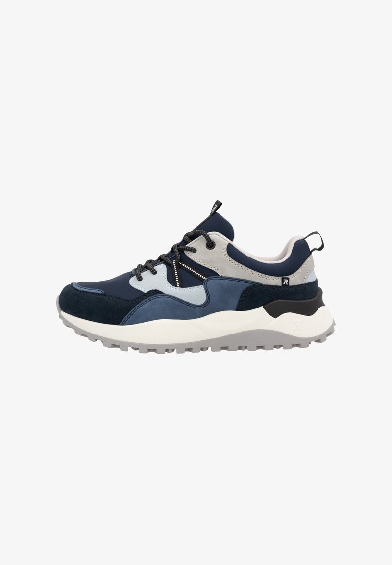 Marineblaue und hellblaue Sportschuhe aus verschiedenen Materialien, mit strukturiertem Wildleder und Gummisohlen. Besondere Merkmale sind schwarze Schnürsenkel und eine Schlaufe an der Ferse.