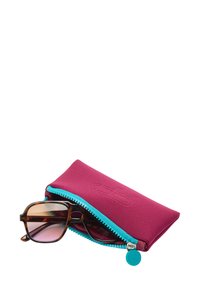 Okulary przeciwsłoneczne z brązowymi oprawkami w tortoiseshell i gradientowymi soczewkami, w fioletowym miękkim etui z turkusowym zamkiem błyskawicznym i akcentem.