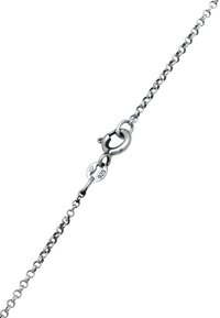 Sølv kædetråde med et lille led design, der har en lobster clasp og et mærke stemplet med "925" for ægthed af sterling sølv.