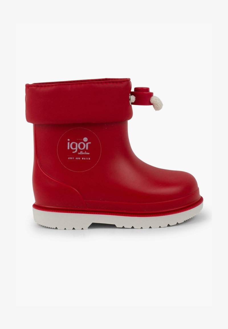 Botte de pluie en caoutchouc rouge avec une semelle blanche, un haut replié et un petit bouton fixé pour le serrage. Présente un logo circulaire sur le côté.