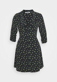 Schwarzes Kleid mit grünem Blumenmuster, drei Viertel-Ärmel, Knopfront und einem Kragen. Aus leichtem Stoff gefertigt, A-Linie Form.