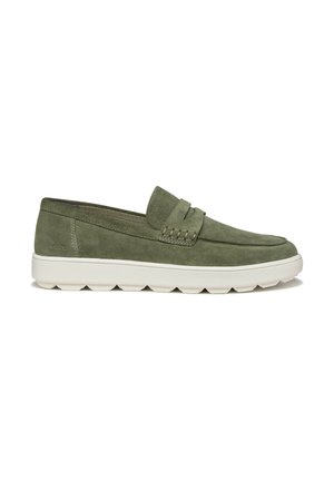 Mocasín verde de ante sin cordones con suela de goma blanca y costuras de estilo mocasín en la parte superior.