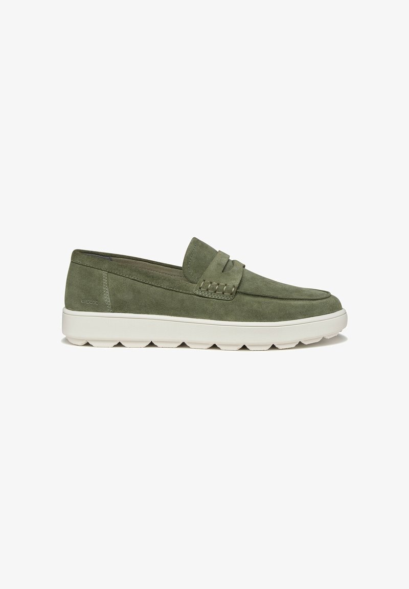 Mocassin vert en daim à enfiler avec semelle en caoutchouc blanche et couture de style mocassin sur le dessus.