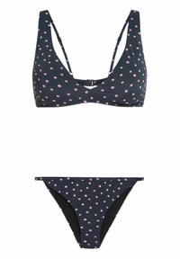 Conjunto de bikini marino con pequeños lunares rosas; la parte superior cuenta con un escote pronunciado y tirantes ajustables; la parte inferior tiene una cobertura mínima con tirantes laterales.