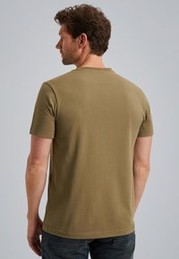 Beige Kurzarm-T-Shirt aus Baumwolle, taillierter Schnitt, Rundhalsausschnitt, glatte Textur, einfarbig ohne sichtbare Muster oder Akzente.
