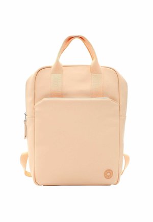 Pfirsichfarbene Rucksack mit doppelten oberen Griffen, verstellbaren Trägern, einer Vordertasche, glatter Textur und einem runden Logo-Akzent.