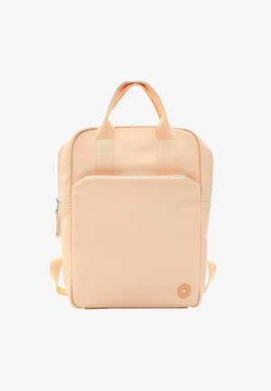 Pesapuna seljakott kaheteistkümne pealmise käepideme, reguleeritavate rihmade, esikoti, sileda tekstuuri ja ümmarguse logo aktsendiga.