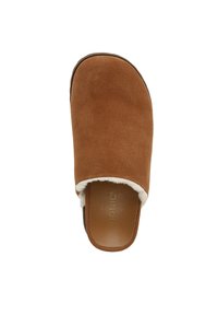 Bruine suède instapklomp met witte bontvoering, ronde neus en een vlakke zool. Glad intern oppervlak met branding zichtbaar aan de binnenkant.