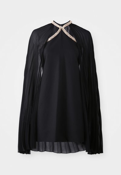 Robe noire avec un col haut, des manches en cape transparentes et un décolleté orné. Une texture plissée au bas ajoute du détail.