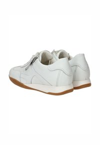 Witte leren sneakers met een gestructureerde afwerking, voorzien van zijritsen, een rubberen zool en lichtbruine accenten op de buitenzool.