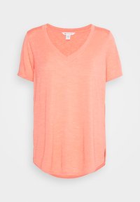 T-shirt corais com decote em V, feito de tecido leve e texturizado. Apresenta mangas curtas e fendas laterais para um ajuste relaxado.