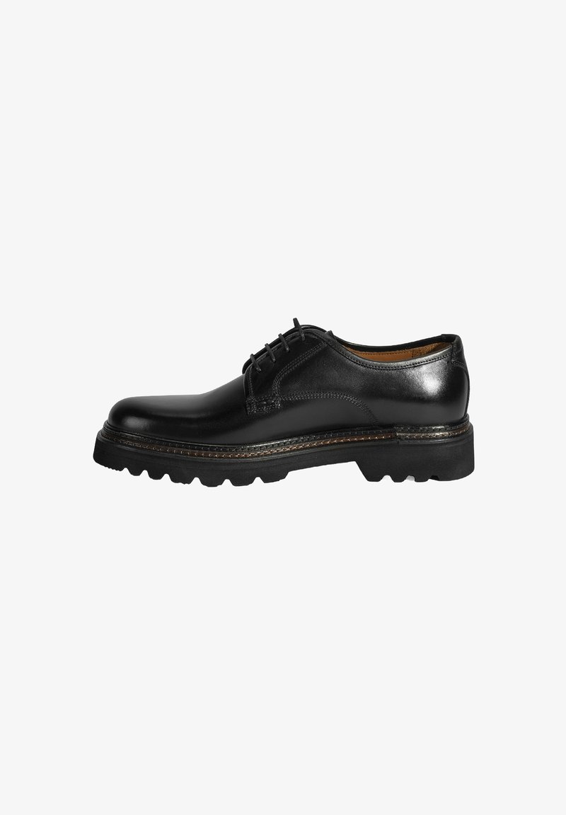 Chaussure en cuir noir avec une finition lisse, un design à lacets et une semelle rugged à crampons. Détails de couture le long de la semelle soulignant la durabilité.