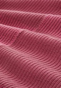 Tessuto testurizzato con un motivo a coste, caratterizzato da diverse sfumature di rosa. Morbido e lavorato a maglia, con un aspetto accogliente e caldo.