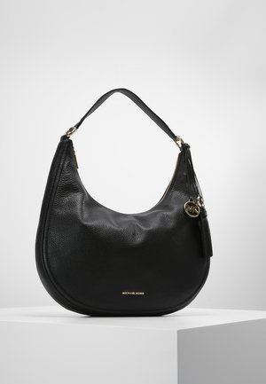 Černá kožená hobo taška s texturovaným povrchem, zakřiveným tvarem, krátkým ramenním popruhem, zlatým kováním a detailem s třásněmi. Název značky je vyražen na přední straně.