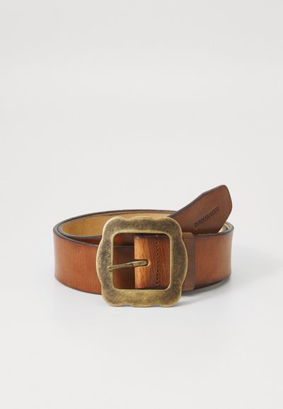 Cinturón de cuero marrón enrollado con una gran hebilla cuadrada de latón antiguo y "DSQUARED2" grabado en la punta.