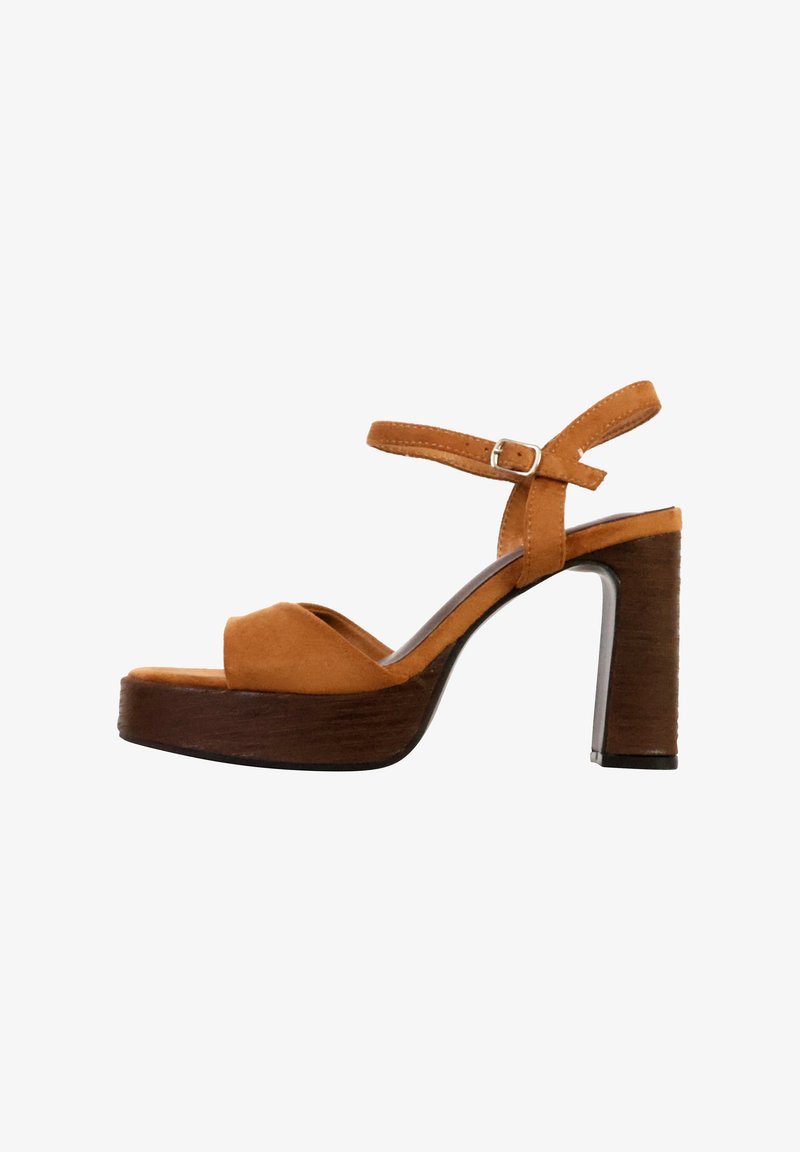 Sandale compensée en daim marron avec bride de cheville et boucle, talon bloc et semelle à texture bois.