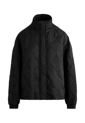 Fekete steppelt dzseki magas gallérral, hosszú ujjakkal, központi cipzárral, amelyet anyagfedél takar, és elasztikus mandzsettákkal.